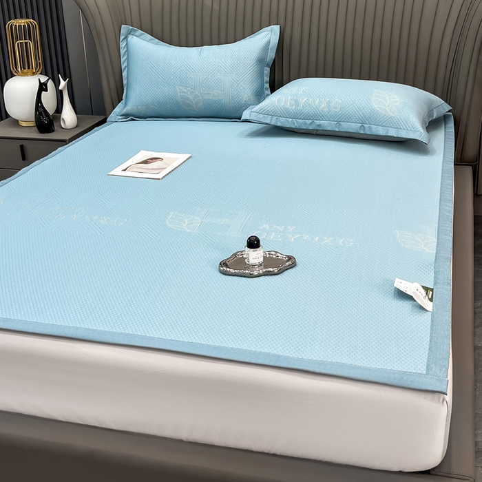 91家纺网 家纺一手货源 找家纺 瑞兴纺 2025新款高分子PE软凉席绣花款床单款 床单款-路易威-蓝