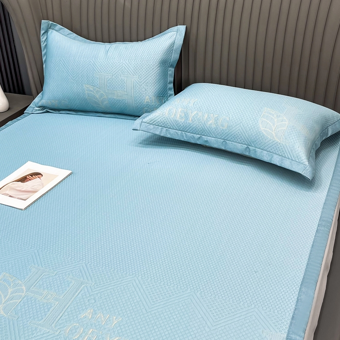 91家纺网 家纺一手货源 找家纺 瑞兴纺 2025新款高分子PE软凉席绣花款床单款 床单款-路易威-蓝