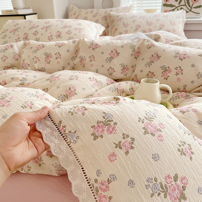 91家纺网 家纺一手货源 找家纺 雨彤家纺 2025新款A类高克重云感皱皱双层纱全棉镂空花边款法式四件套-床拍图 望夏花艺