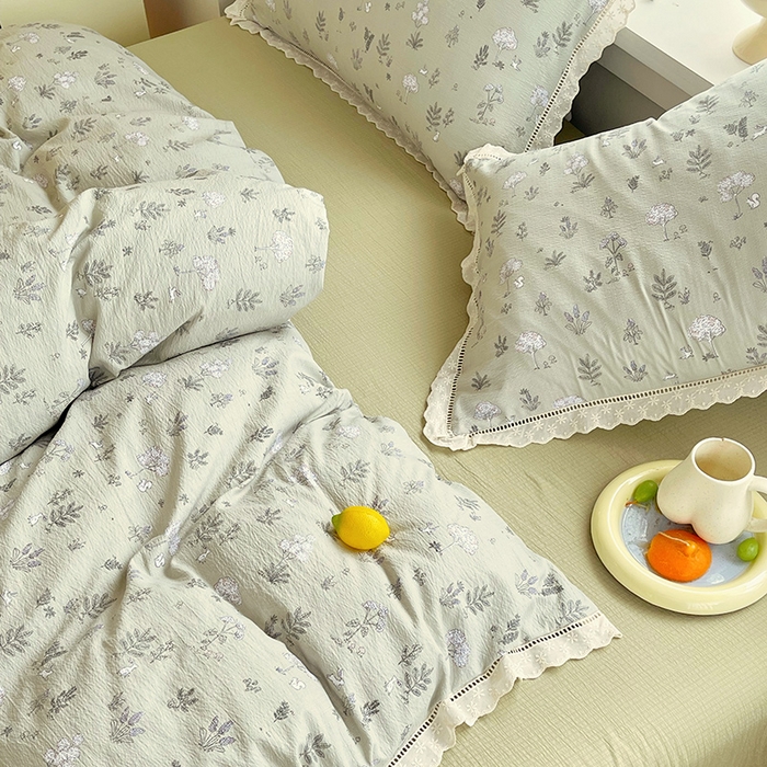 91家纺网 家纺一手货源 找家纺 雨彤家纺 2025新款A类高克重云感皱皱双层纱全棉镂空花边款法式四件套-床拍图 甜蜜花房