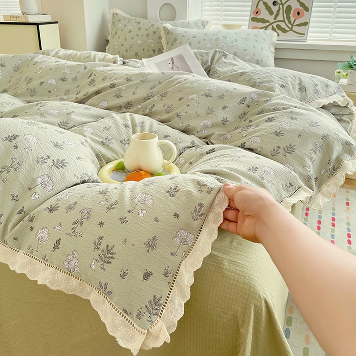 91家纺网 家纺一手货源 找家纺 雨彤家纺 2025新款A类高克重云感皱皱双层纱全棉镂空花边款法式四件套-床拍图 甜蜜花房