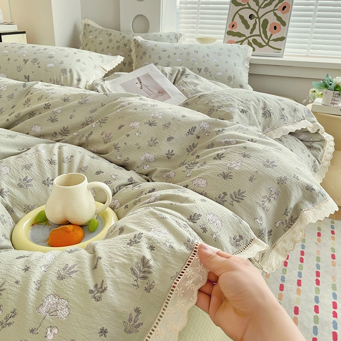 91家纺网 家纺一手货源 找家纺 雨彤家纺 2025新款A类高克重云感皱皱双层纱全棉镂空花边款法式四件套-床拍图 甜蜜花房