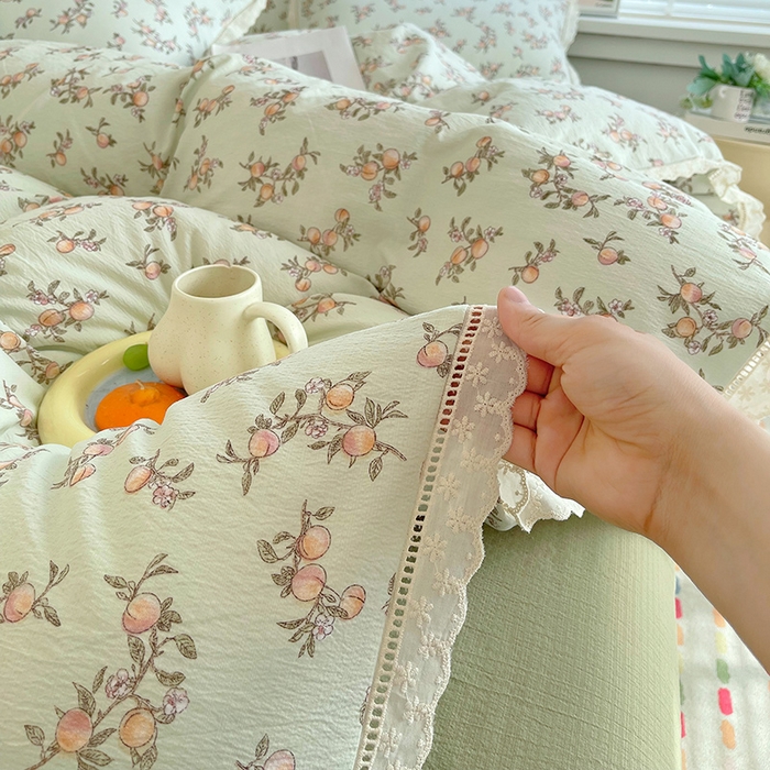 91家纺网 家纺一手货源 找家纺 雨彤家纺 2025新款A类高克重云感皱皱双层纱全棉镂空花边款法式四件套-床拍图 秋的果实