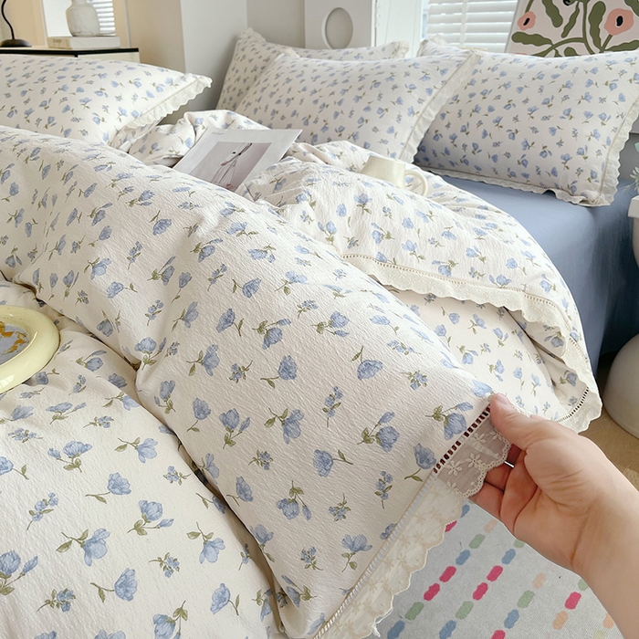 91家纺网 家纺一手货源 找家纺 雨彤家纺 2025新款A类高克重云感皱皱双层纱全棉镂空花边款法式四件套-床拍图 浪漫定义