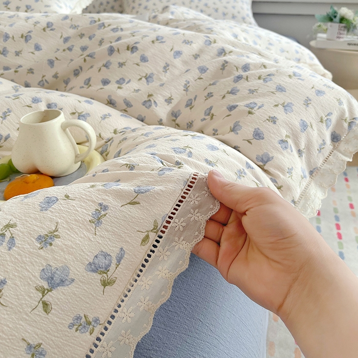 91家纺网 家纺一手货源 找家纺 雨彤家纺 2025新款A类高克重云感皱皱双层纱全棉镂空花边款法式四件套-床拍图 浪漫定义