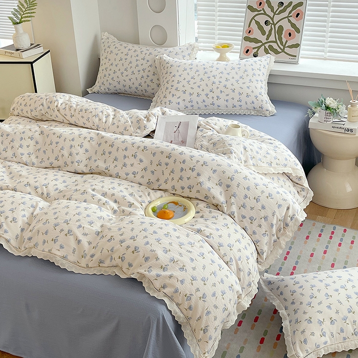 91家纺网 家纺一手货源 找家纺 雨彤家纺 2025新款A类高克重云感皱皱双层纱全棉镂空花边款法式四件套-床拍图 浪漫定义