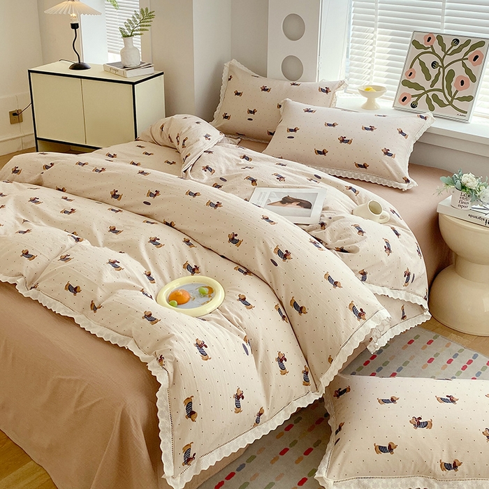 91家纺网 家纺一手货源 找家纺 雨彤家纺 2025新款A类高克重云感皱皱双层纱全棉镂空花边款法式四件套-床拍图 腊肠狗