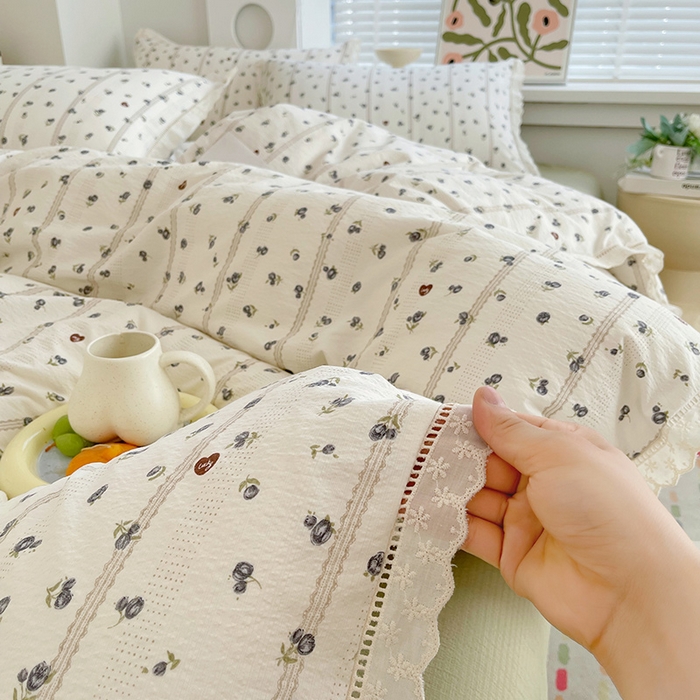 91家纺网 家纺一手货源 找家纺 雨彤家纺 2025新款A类高克重云感皱皱双层纱全棉镂空花边款法式四件套-床拍图 浮梦