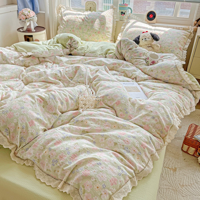 91家纺网 家纺一手货源 找家纺 仟网汇 2025新款云感皱皱双层纱全棉花边四件套 莱茵河畔