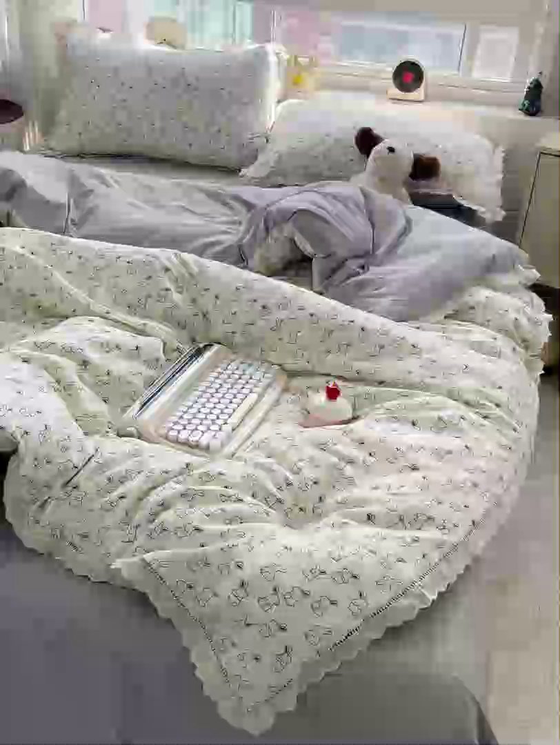 91家纺网 家纺一手货源 找家纺 仟网汇 2025新款云感皱皱双层纱全棉花边四件套 小黑兔