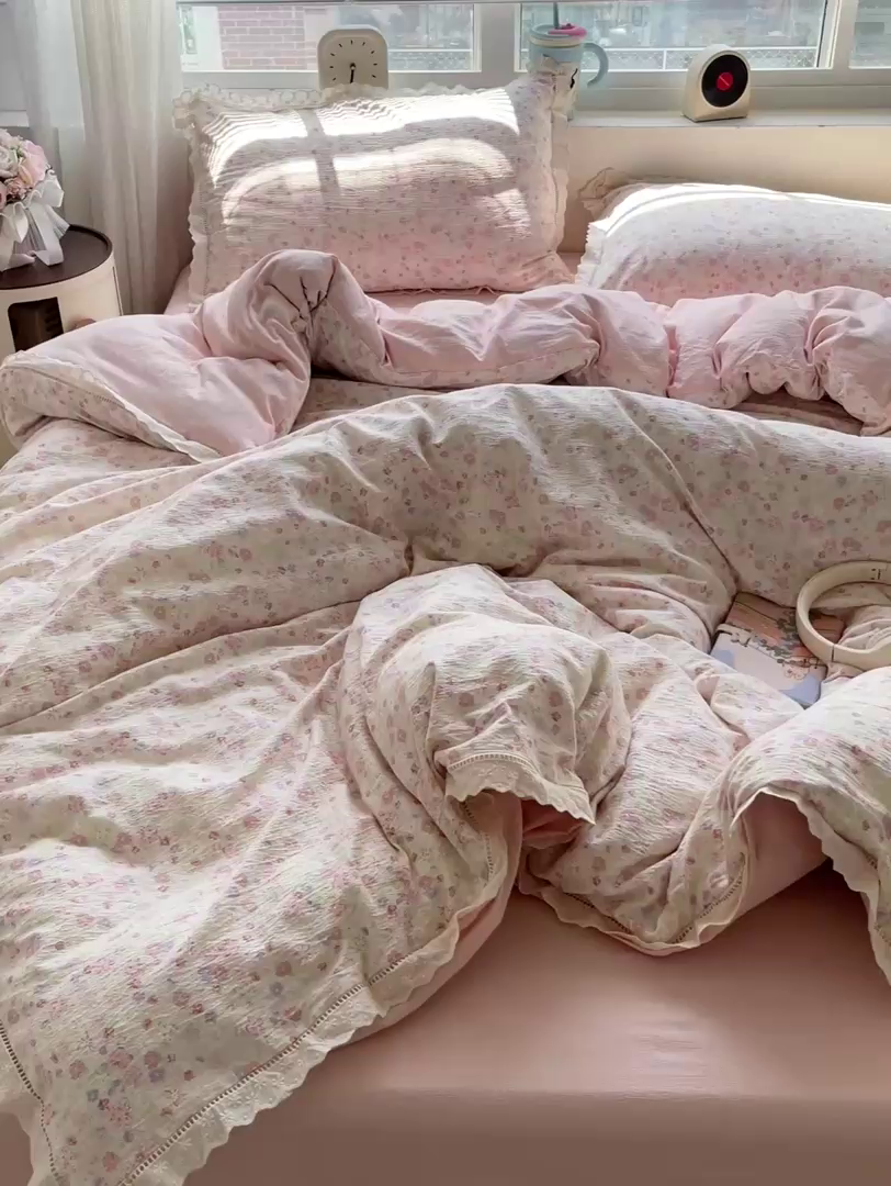 91家纺网 家纺一手货源 找家纺 仟网汇 2025新款云感皱皱双层纱全棉花边四件套 桃花诺
