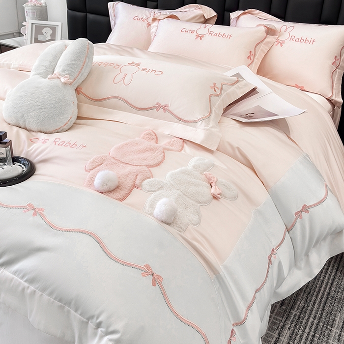 91家纺网 家纺一手货源 找家纺 丞音家纺 2025新款卡通少女风A类50s双股100支贡缎长绒棉刺绣四件套全棉绣花被套床笠高档礼盒装 两小无猜-粉拼白