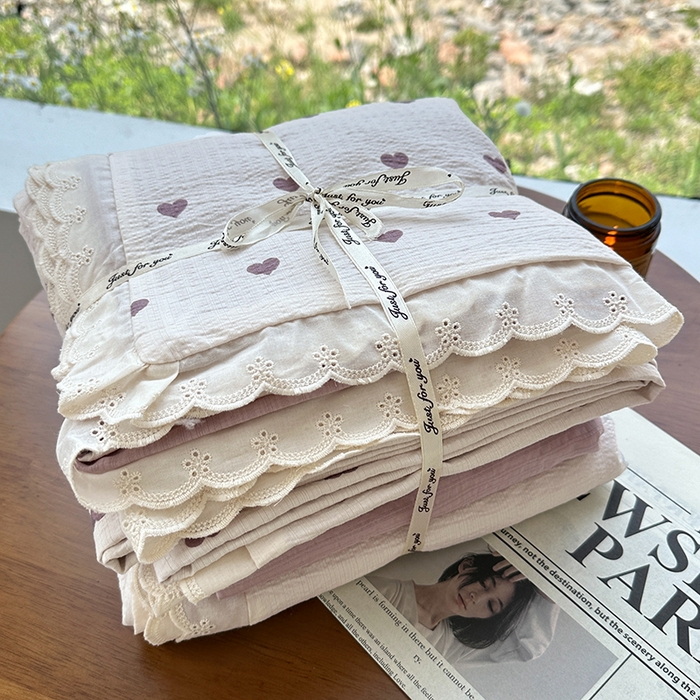 91家纺网 家纺一手货源 找家纺 斯卡诺家纺 2025新款纯棉花边双层纱四件套水洗棉四件套 紫爱心