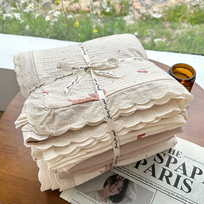 91家纺网 家纺一手货源 找家纺 斯卡诺家纺 2025新款纯棉花边双层纱夏被四件套水洗棉夏被四件套 腊肠狗