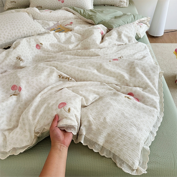 91家纺网 家纺一手货源 找家纺 斯卡诺家纺 2025新款纯棉花边双层纱夏被四件套水洗棉夏被四件套 逃之夭夭
