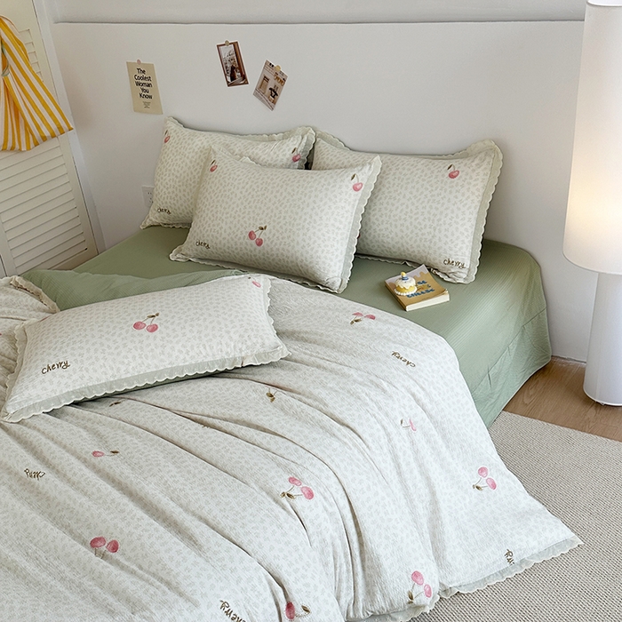 91家纺网 家纺一手货源 找家纺 斯卡诺家纺 2025新款纯棉花边双层纱夏被四件套水洗棉夏被四件套 逃之夭夭