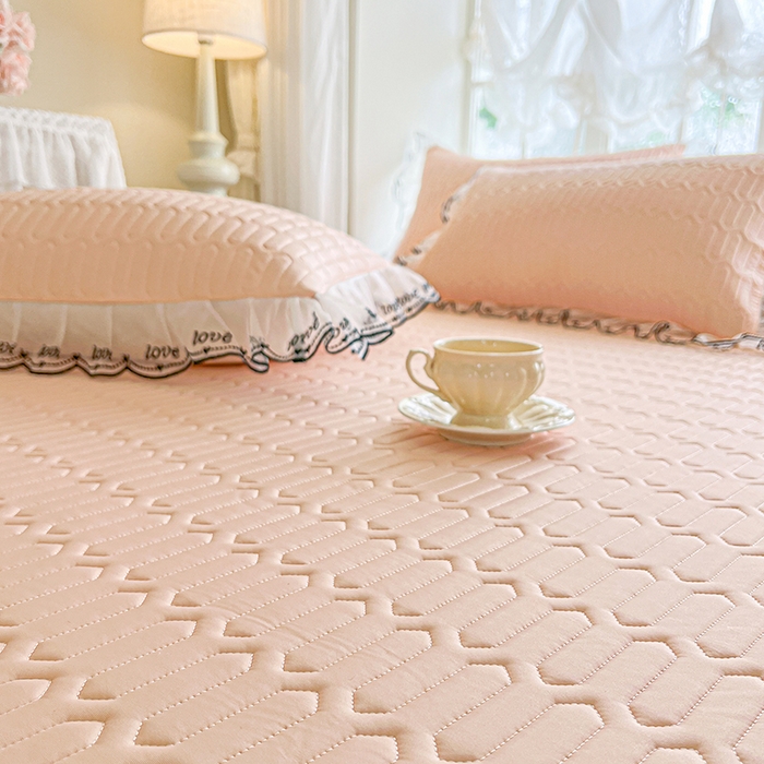 91家纺网 家纺一手货源 找家纺 麒豆豆  2025新款凉感丝乳胶花边床裙凉席夏被三件套--爱恋 玉