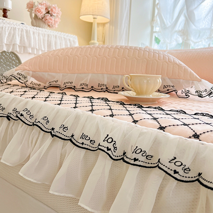 91家纺网 家纺一手货源 找家纺 麒豆豆  2025新款凉感丝乳胶花边床裙凉席夏被三件套--爱恋 玉