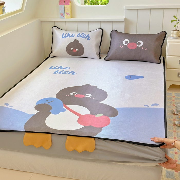 91家纺网 家纺一手货源 找家纺 澳萝拉 2025新款亲肤舒适异形冰藤席凉席席子-数码印花系列 企鹅波波(床笠款）