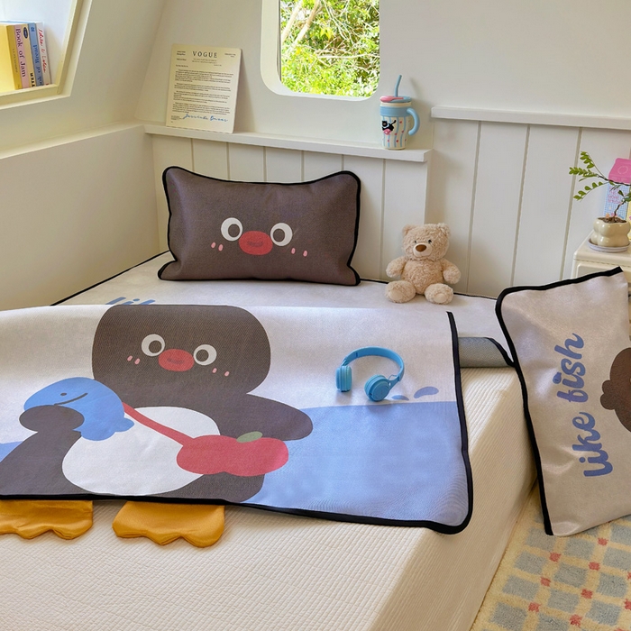 91家纺网 家纺一手货源 找家纺 澳萝拉 2025新款亲肤舒适异形冰藤席凉席席子-数码印花系列 企鹅波波(床席款）