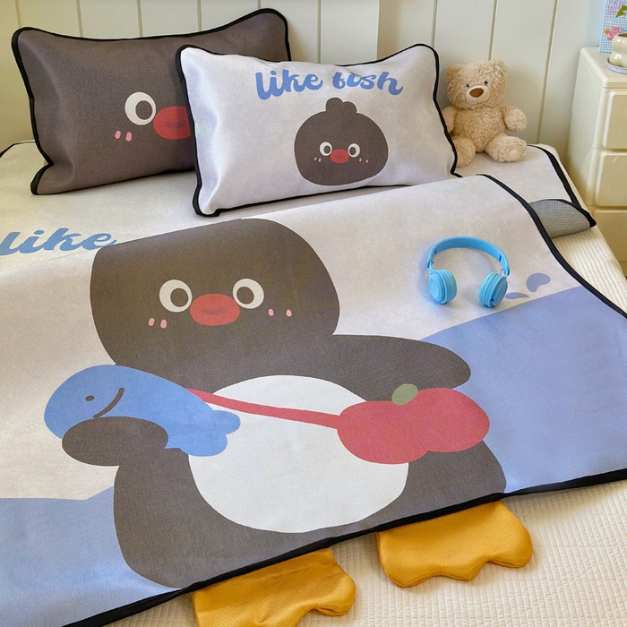 91家纺网 家纺一手货源 找家纺 澳萝拉 2025新款亲肤舒适异形冰藤席凉席席子-数码印花系列 企鹅波波(床席款）