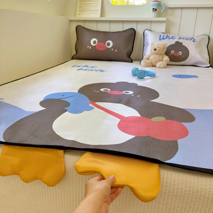 91家纺网 家纺一手货源 找家纺 澳萝拉 2025新款亲肤舒适异形冰藤席凉席席子-数码印花系列 企鹅波波(床席款）