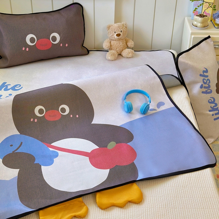 91家纺网 家纺一手货源 找家纺 澳萝拉 2025新款亲肤舒适异形冰藤席凉席席子-数码印花系列 企鹅波波(床席款）