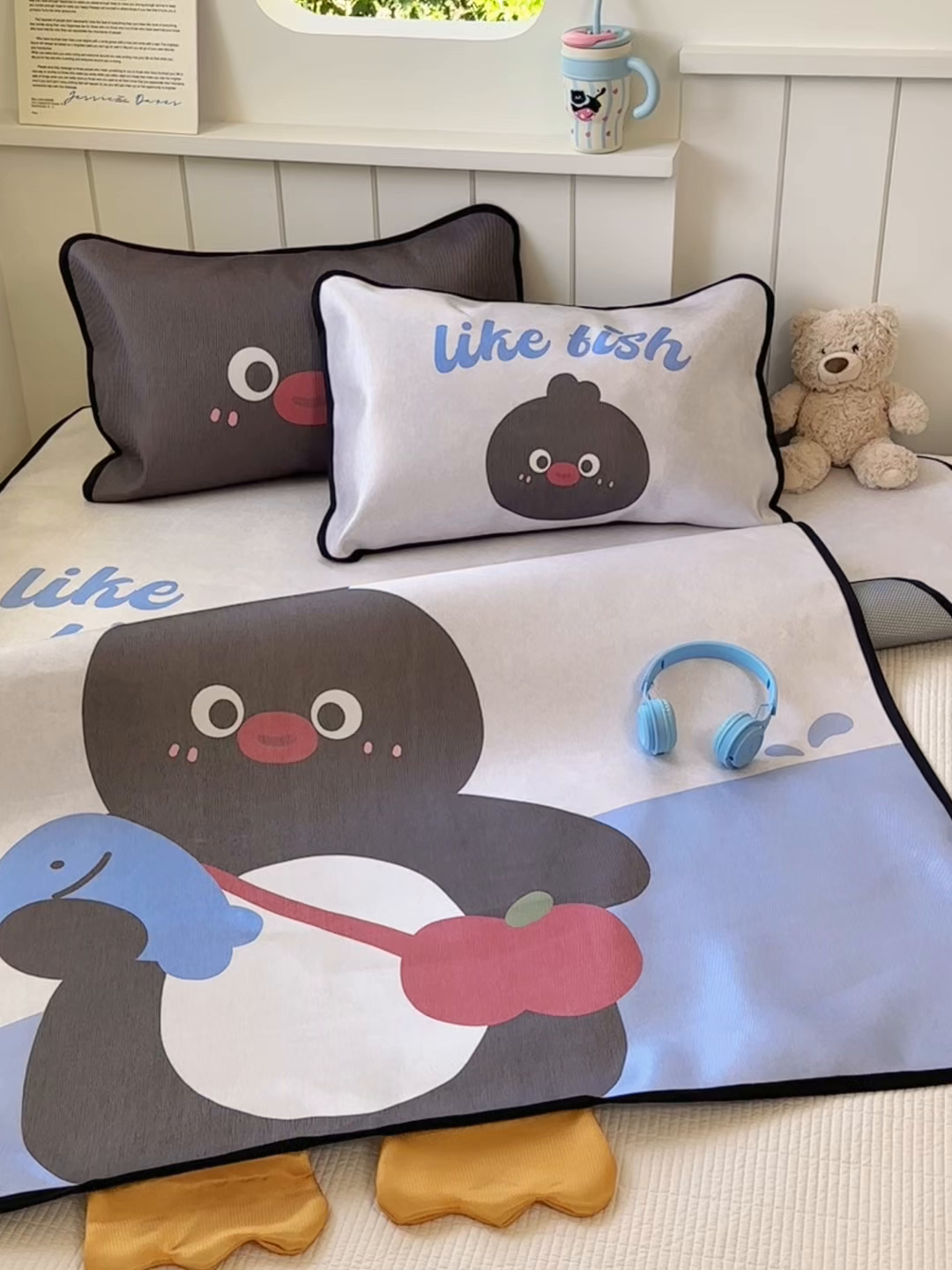 91家纺网 家纺一手货源 找家纺 澳萝拉 2025新款亲肤舒适异形冰藤席凉席席子-数码印花系列 企鹅波波(床席款）