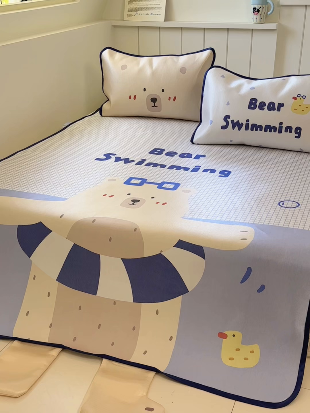 91家纺网 家纺一手货源 找家纺 澳萝拉 2025新款亲肤舒适异形冰藤席凉席席子-数码印花系列 熊熊乐园(床席款）