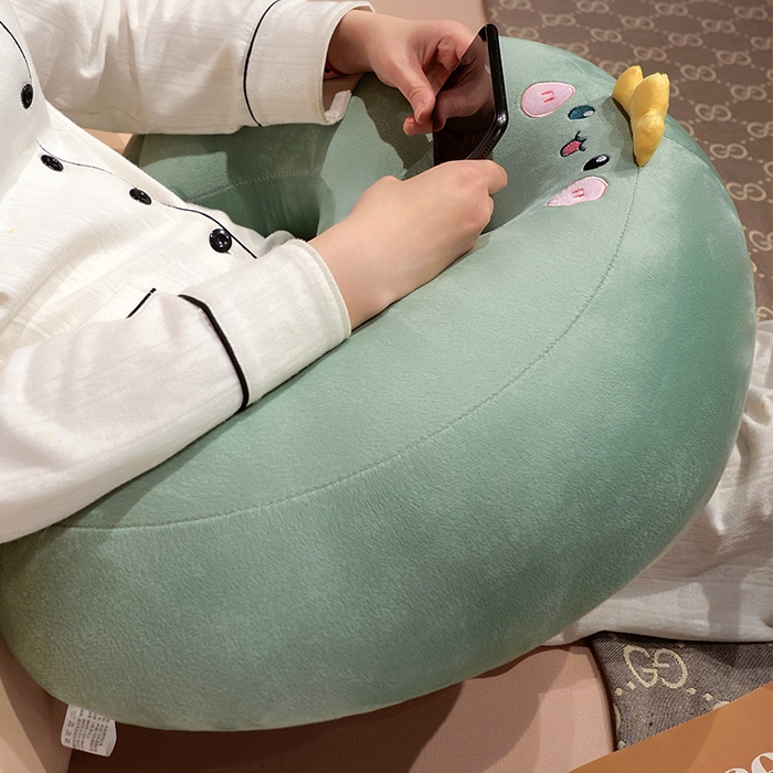 91家纺网 家纺一手货源 找家纺 仟亿莱2025新款卡通追剧手游垫枕 手游恐龙