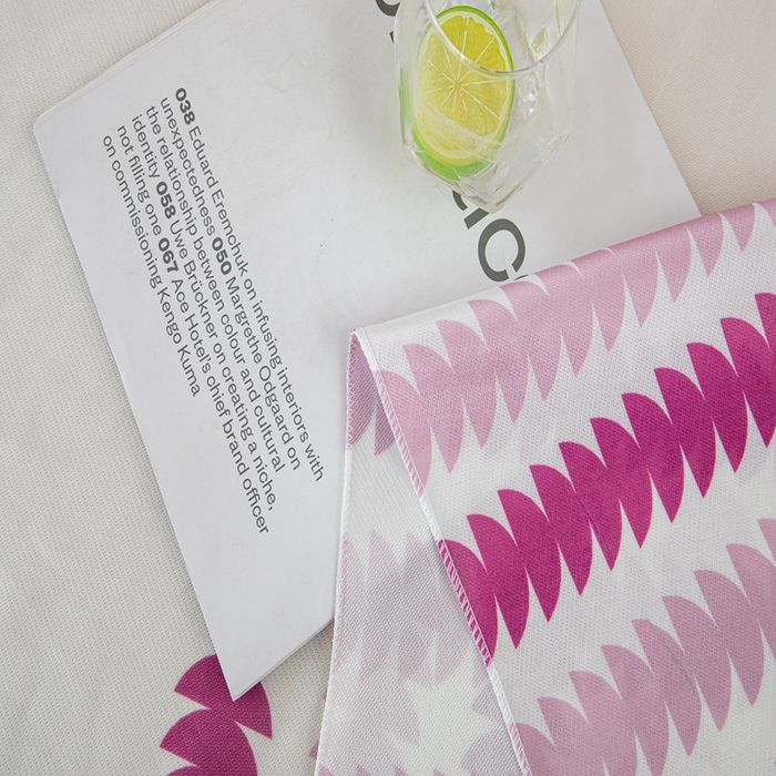 91家纺网 家纺一手货源 找家纺 沐沐家纺 2026新款冰丝印花茂林修竹拱门沙发巾 冰丝茂林修竹沙发巾-玫红色