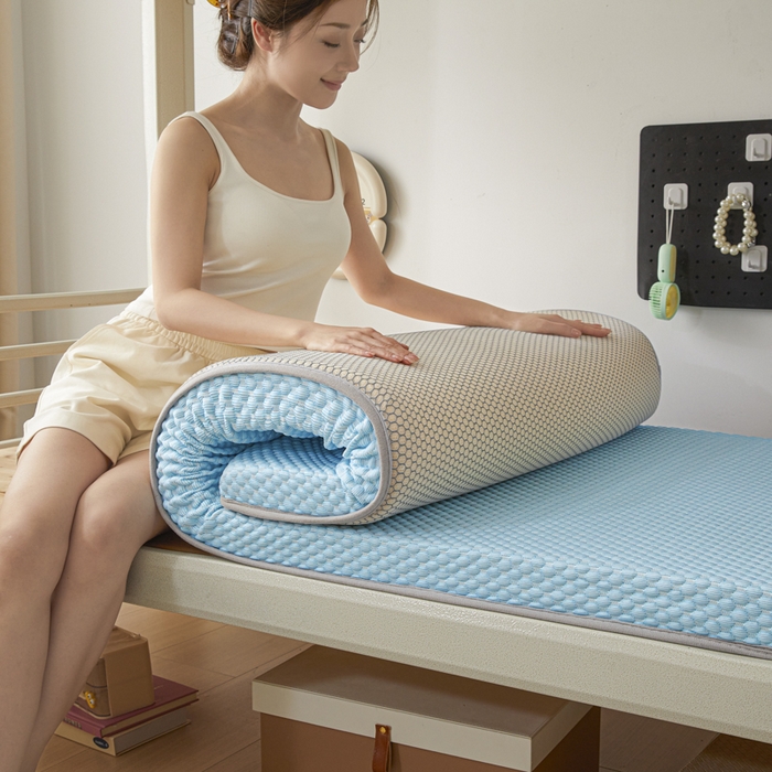 91家纺网 家纺一手货源 找家纺 暖季家纺 2025新款学生宿舍凉席按摩冰感豆豆冰丝席地铺地垫 凉豆豆蓝色