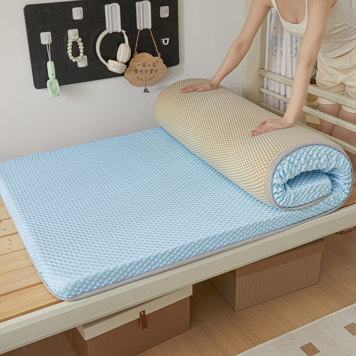 91家纺网 家纺一手货源 找家纺 暖季家纺 2025新款学生宿舍凉席按摩冰感豆豆冰丝席地铺地垫 凉豆豆蓝色