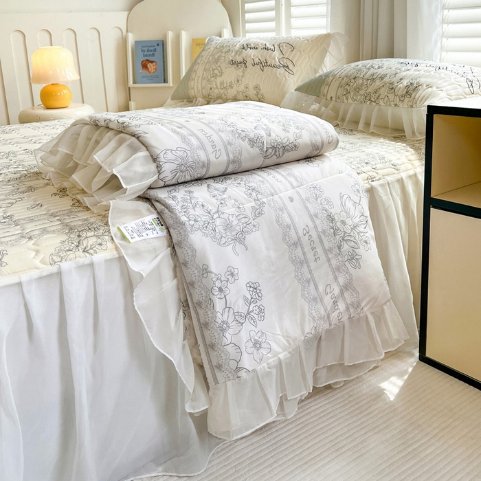 91家纺网 家纺一手货源 找家纺 沐慕 2025新款床裙款凉感丝凉席三件套 床裙-爱丽丝白