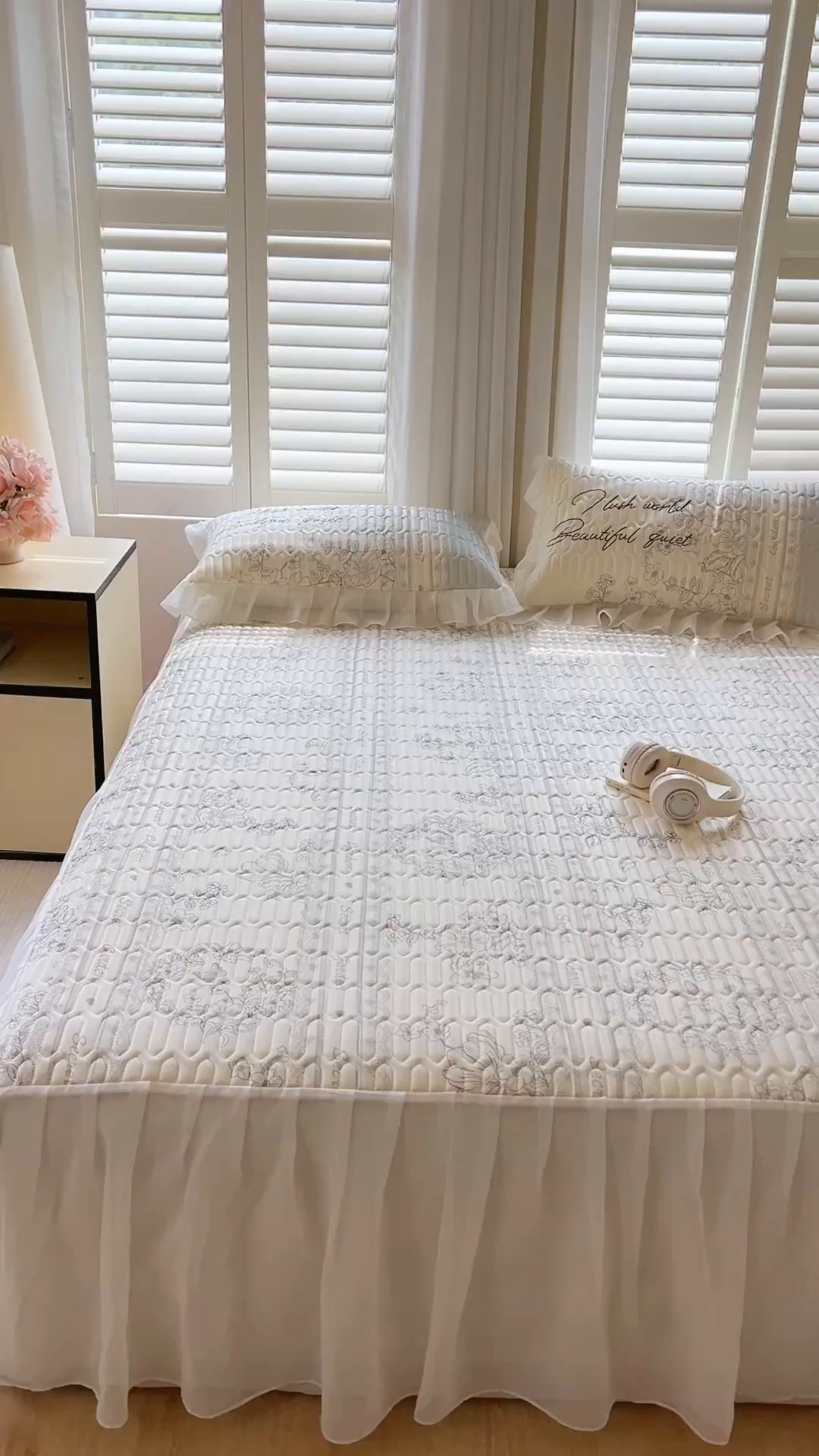 91家纺网 家纺一手货源 找家纺 沐慕 2025新款床裙款凉感丝凉席三件套 床裙-爱丽丝白