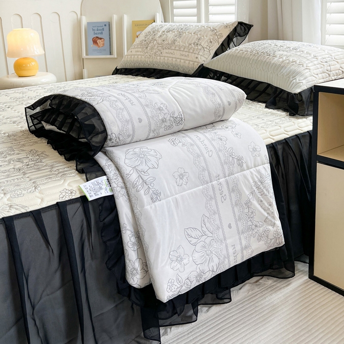 91家纺网 家纺一手货源 找家纺 沐慕 2025新款床裙款凉感丝凉席三件套 床裙-爱丽丝黑