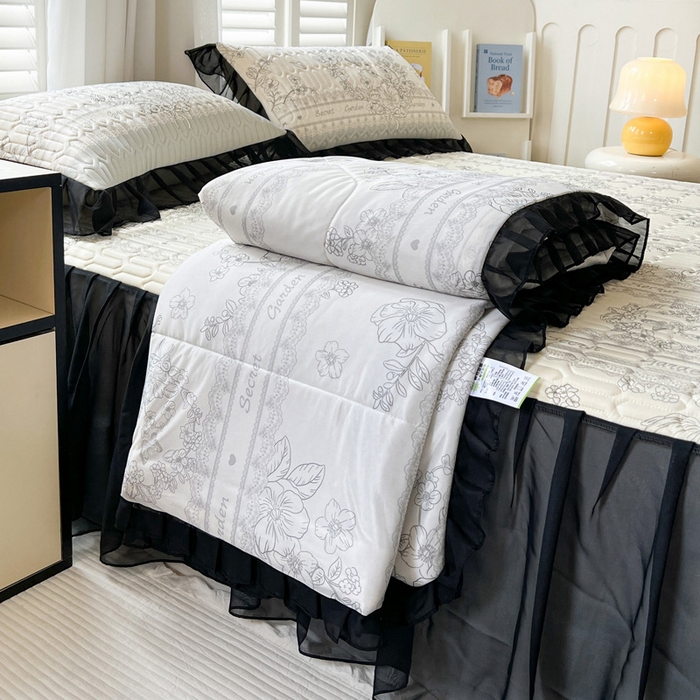 91家纺网 家纺一手货源 找家纺 沐慕 2025新款床裙款凉感丝凉席三件套 床裙-爱丽丝黑