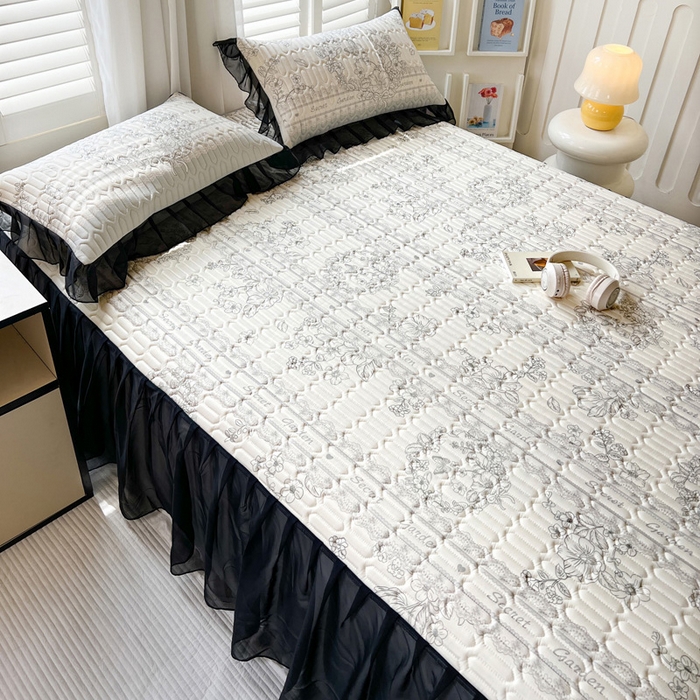 91家纺网 家纺一手货源 找家纺 沐慕 2025新款床裙款凉感丝凉席三件套 床裙-爱丽丝黑