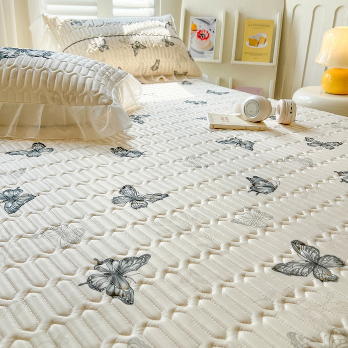 91家纺网 家纺一手货源 找家纺 沐慕 2025新款床裙款凉感丝凉席三件套 床裙-白蝴蝶