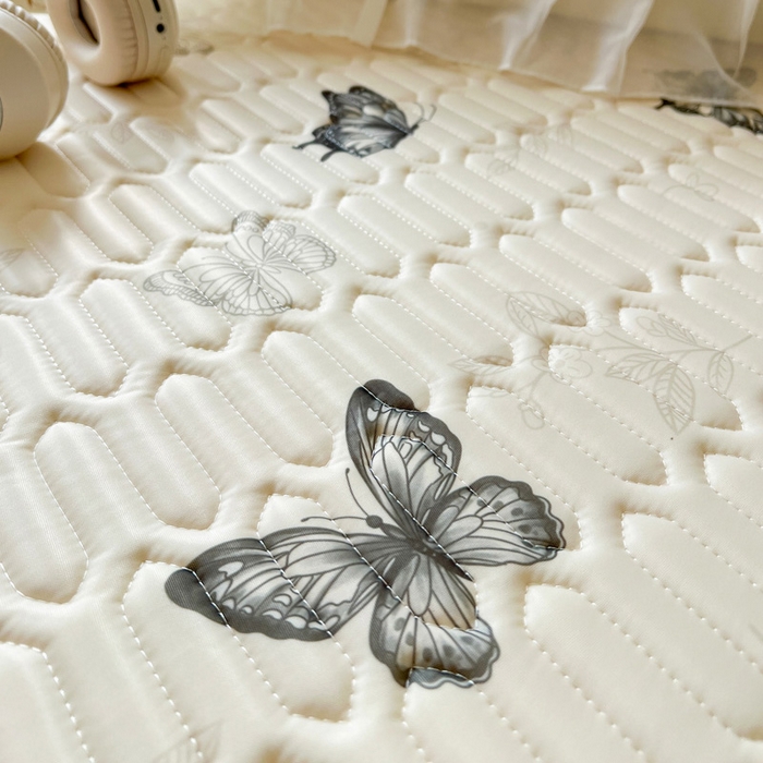 91家纺网 家纺一手货源 找家纺 沐慕 2025新款床裙款凉感丝凉席三件套 床裙-白蝴蝶