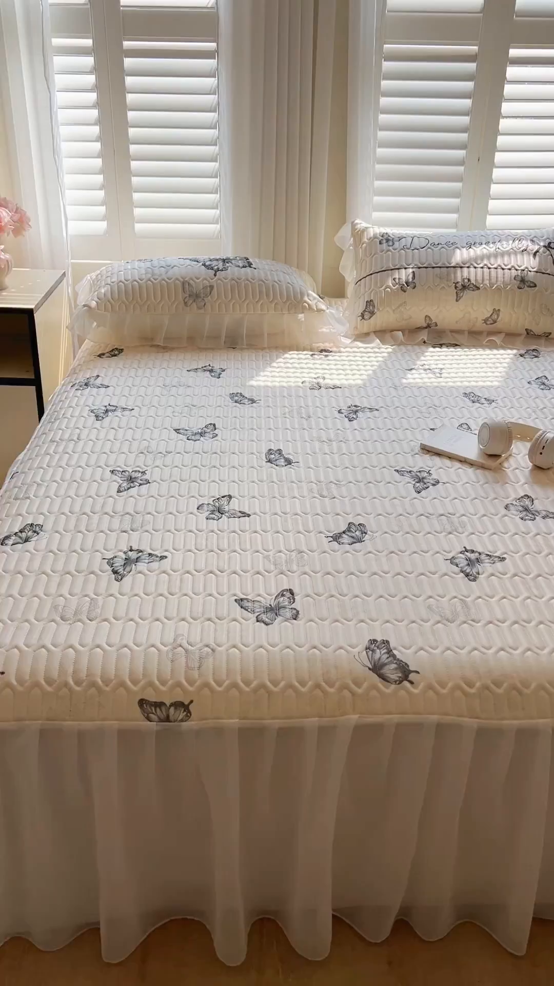 91家纺网 家纺一手货源 找家纺 沐慕 2025新款床裙款凉感丝凉席三件套 床裙-白蝴蝶