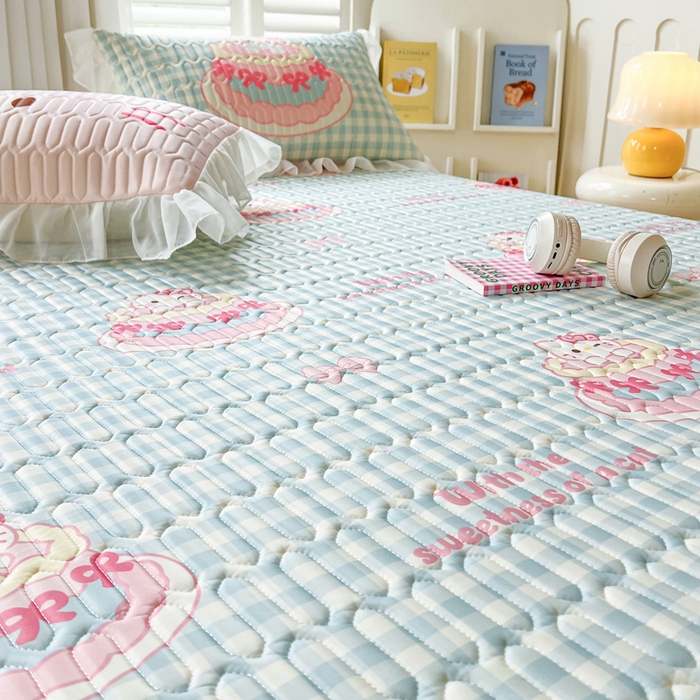 91家纺网 家纺一手货源 找家纺 沐慕 2025新款床裙款凉感丝凉席三件套 床裙-蛋糕猫咪