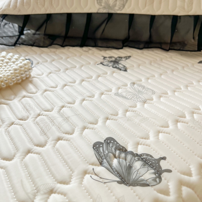 91家纺网 家纺一手货源 找家纺 沐慕 2025新款床裙款凉感丝凉席三件套 床裙-黑蝴蝶