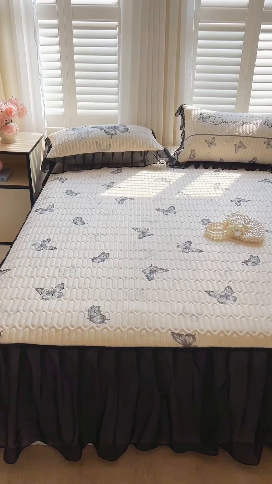 91家纺网 家纺一手货源 找家纺 沐慕 2025新款床裙款凉感丝凉席三件套 床裙-黑蝴蝶