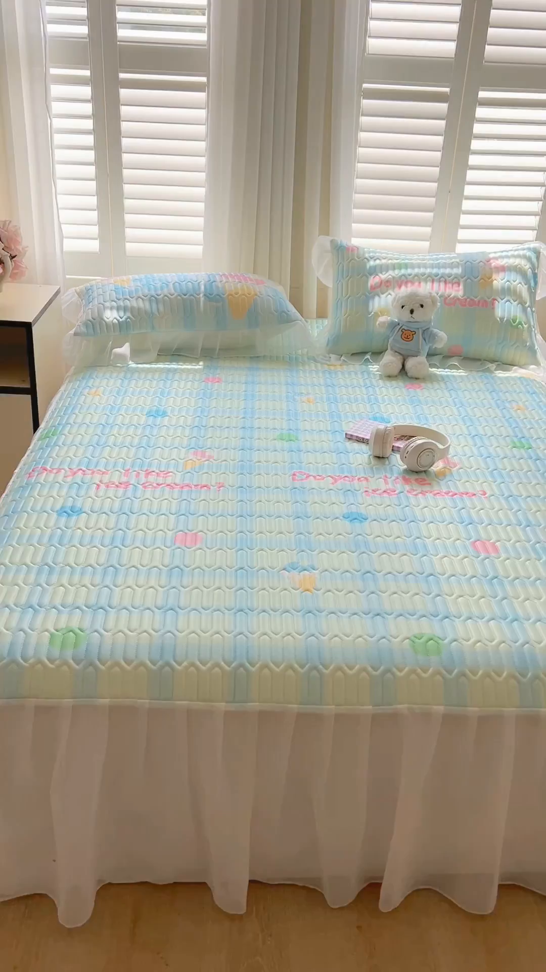 91家纺网 家纺一手货源 找家纺 沐慕 2025新款床裙款凉感丝凉席夏被四件套 床裙-多巴胺