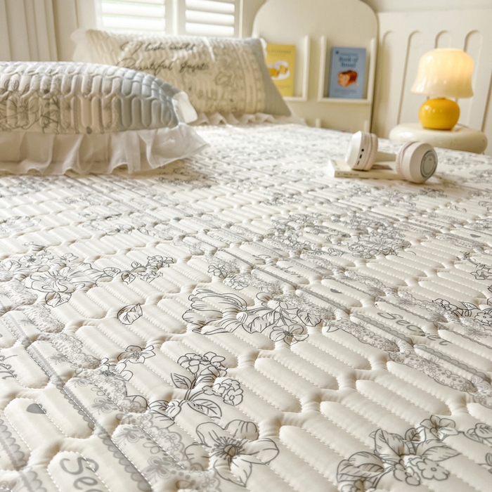 91家纺网 家纺一手货源 找家纺 沐慕 2025新款床裙款凉感丝凉席夏被四件套 床裙-爱丽丝白