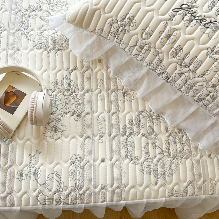 91家纺网 家纺一手货源 找家纺 沐慕 2025新款床裙款凉感丝凉席夏被四件套 床裙-爱丽丝白