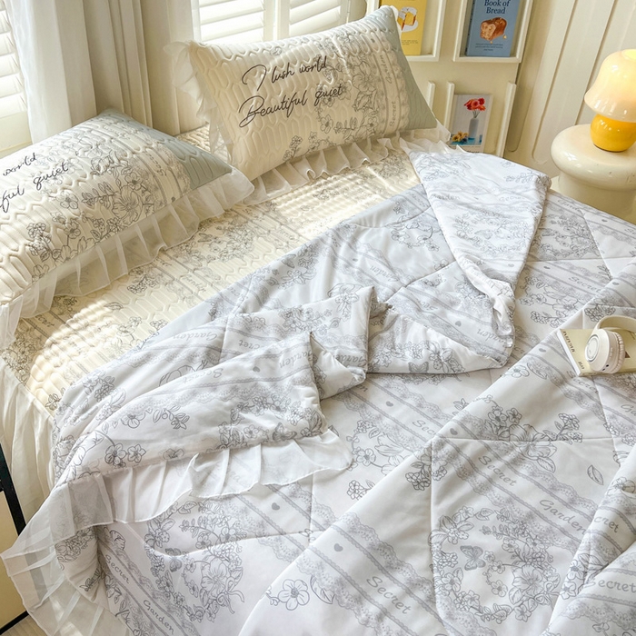 91家纺网 家纺一手货源 找家纺 沐慕 2025新款床裙款凉感丝凉席夏被四件套 床裙-爱丽丝白