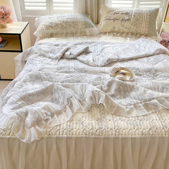 91家纺网 家纺一手货源 找家纺 沐慕 2025新款床裙款凉感丝凉席夏被四件套 床裙-爱丽丝白