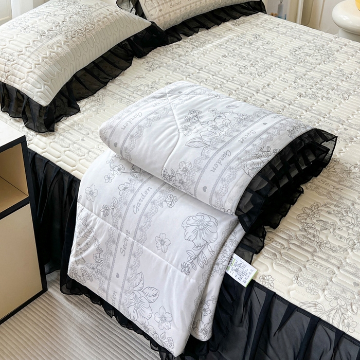 91家纺网 家纺一手货源 找家纺 沐慕 2025新款床裙款凉感丝凉席夏被四件套 床裙-爱丽丝黑